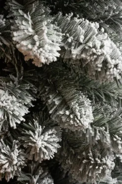 Black Box Trees Charlton Pilar kunstkerstboom besneeuwd groen 230cm