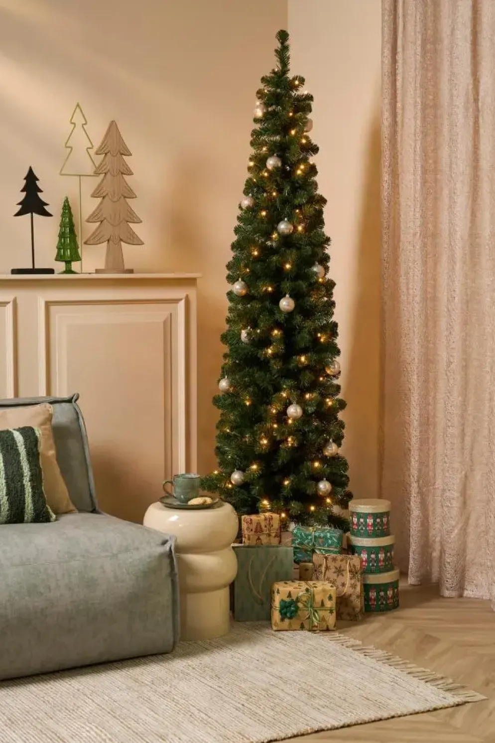 Black Box Trees Charlton Pilar grote verlichte kunstkerstboom groen 260cm - 230 lampjes