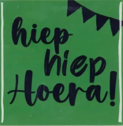 Daan Kromhout Design tegeltje keramiek hiep hiep hoera 10x10cm green