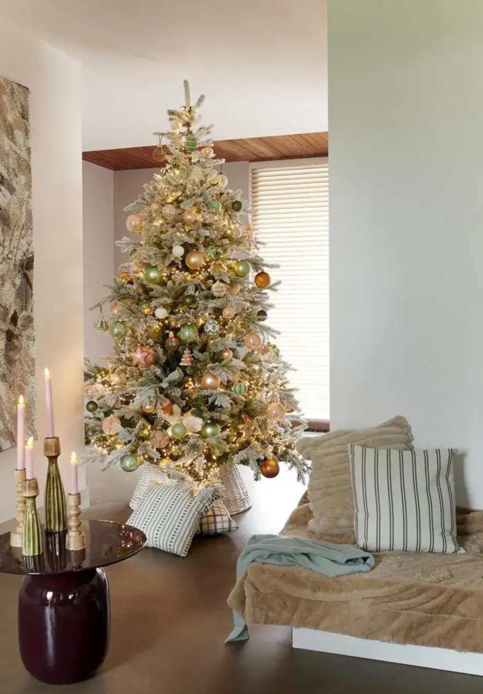Everlands Grandis fir kunstkerstboom besneeuwd groen 180cm