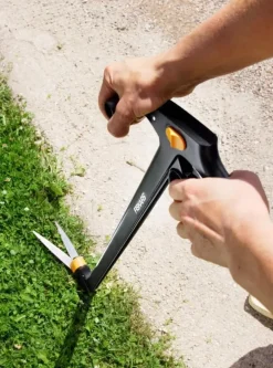 Fiskars Servo-System draaibare grasschaar op steel