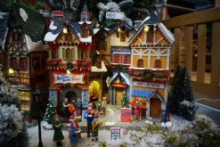 Lemax alpine winter shops verlichte facade Vail Village 2022