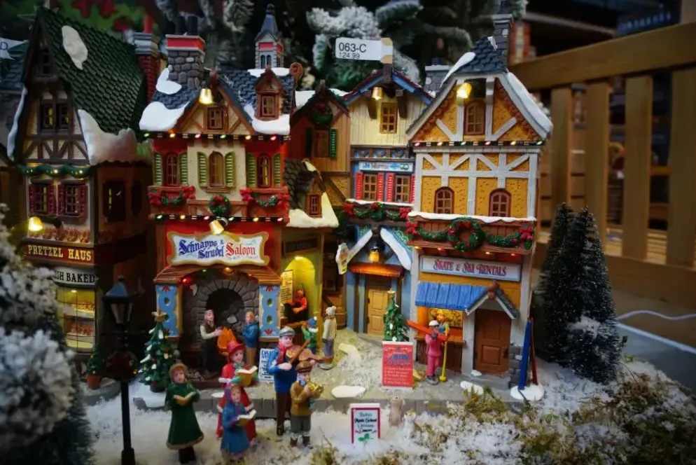 Lemax alpine winter shops verlichte facade Vail Village 2022
