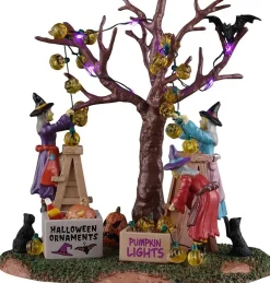 Lemax decorating the spooky tree verlicht tafereel Spooky Town 2026