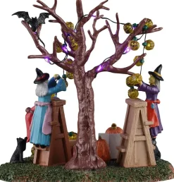 Lemax decorating the spooky tree verlicht tafereel Spooky Town 2026