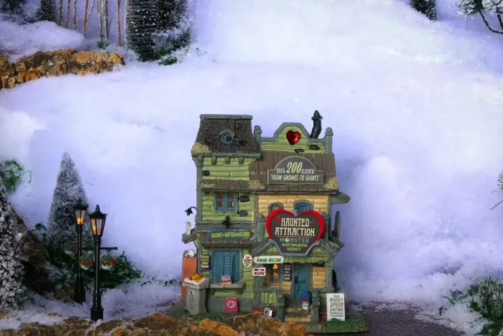 Lemax haunted attraction verlicht huisje Spooky Town 2024