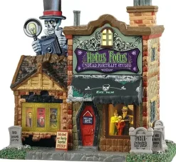 Lemax hocus focus undead portrait studio verlicht huisje Spooky Town 2025