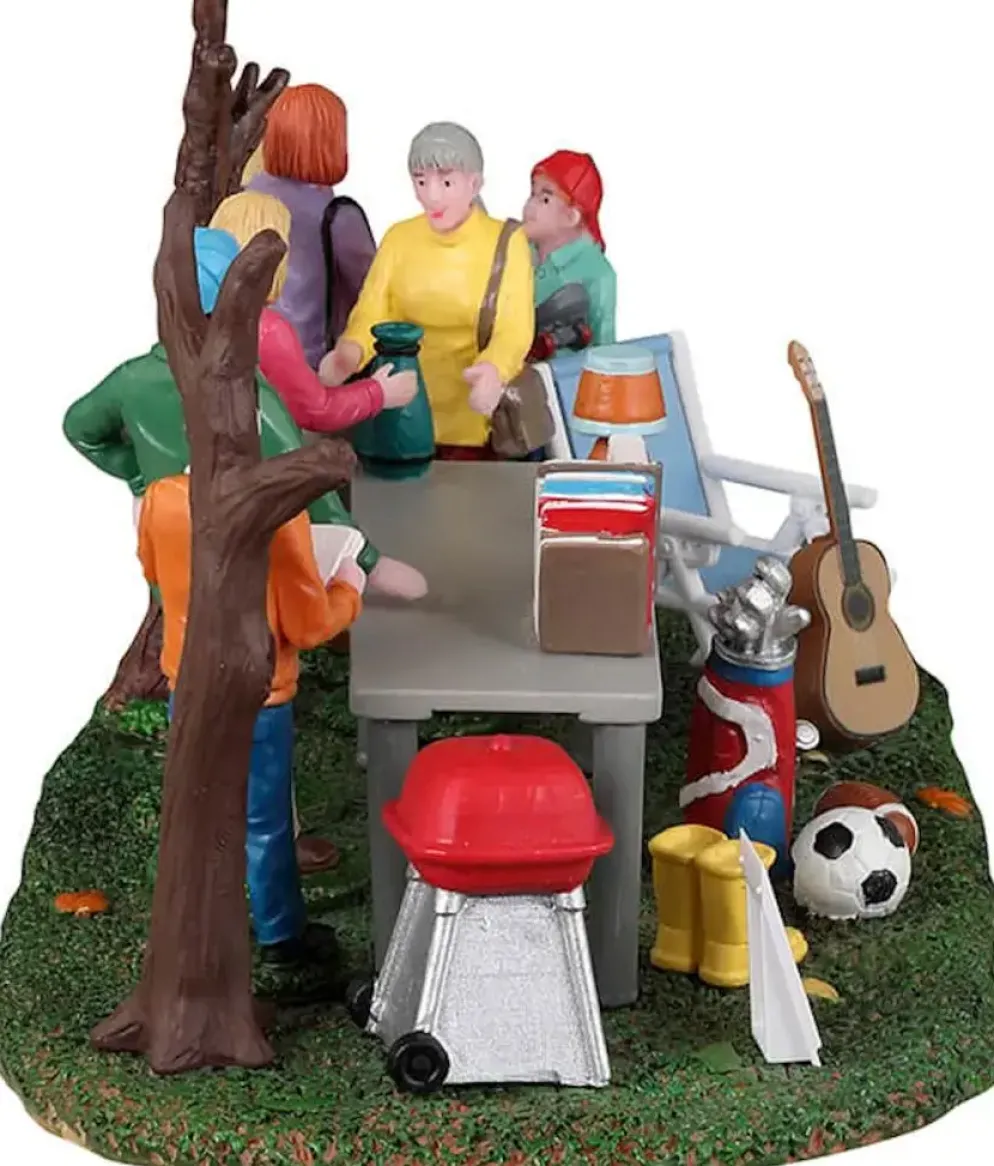 Lemax neighborhood yard sale kerstdorp tafereel Harvest Crossing 2023
