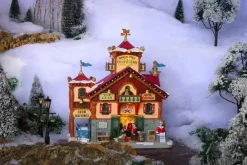 Lemax north pole outfitters verlicht kersthuisje Santa's Wonderland 2024