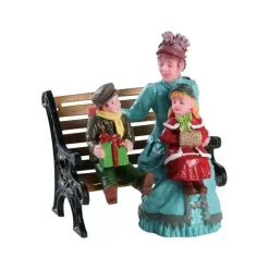 Lemax sitting together kerstdorp figuur type 3 Caddington Village 2018