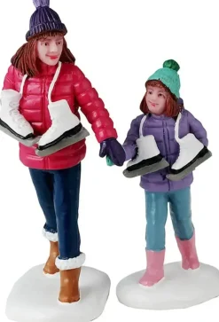 Lemax skating sisters s/2 kerstdorp figuur type 2 Vail Village 2024
