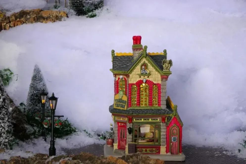 Lemax terror tavern verlicht huisje Spooky Town 2024
