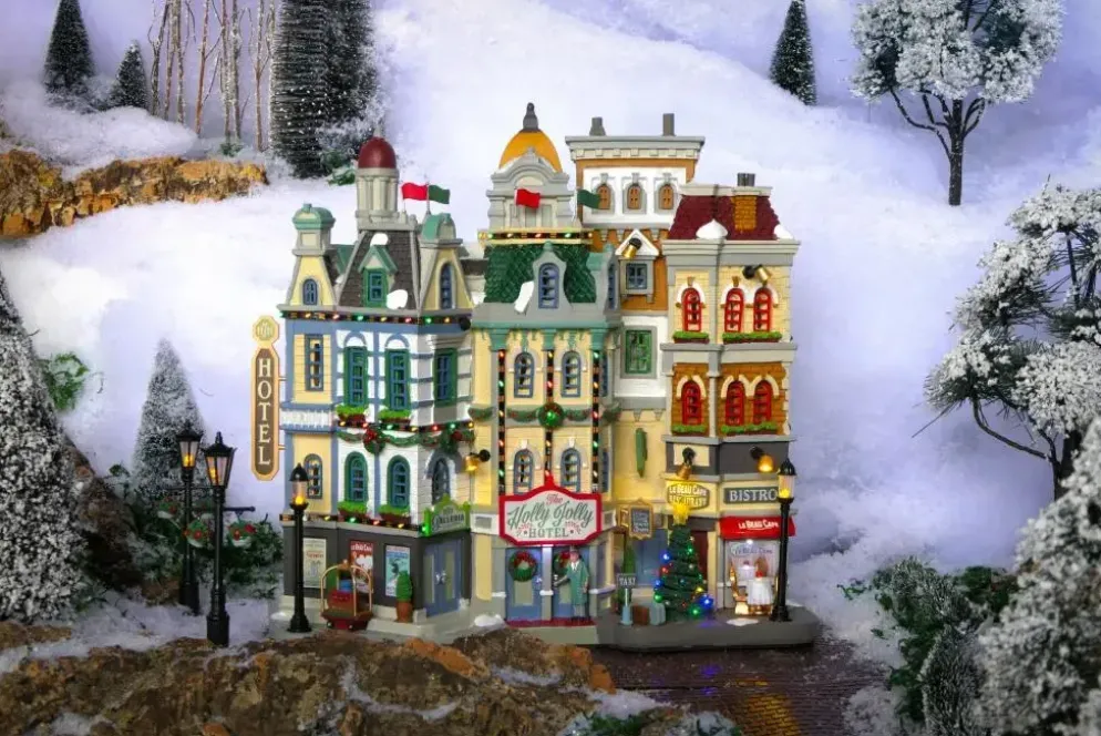 Lemax the holly jolly hotel verlichte facade Caddington Village 2024