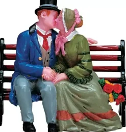 Lemax the kiss kerstdorp figuur type 3 Caddington Village 2007