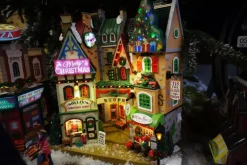 Lemax tis the season shops verlichte facade 2022