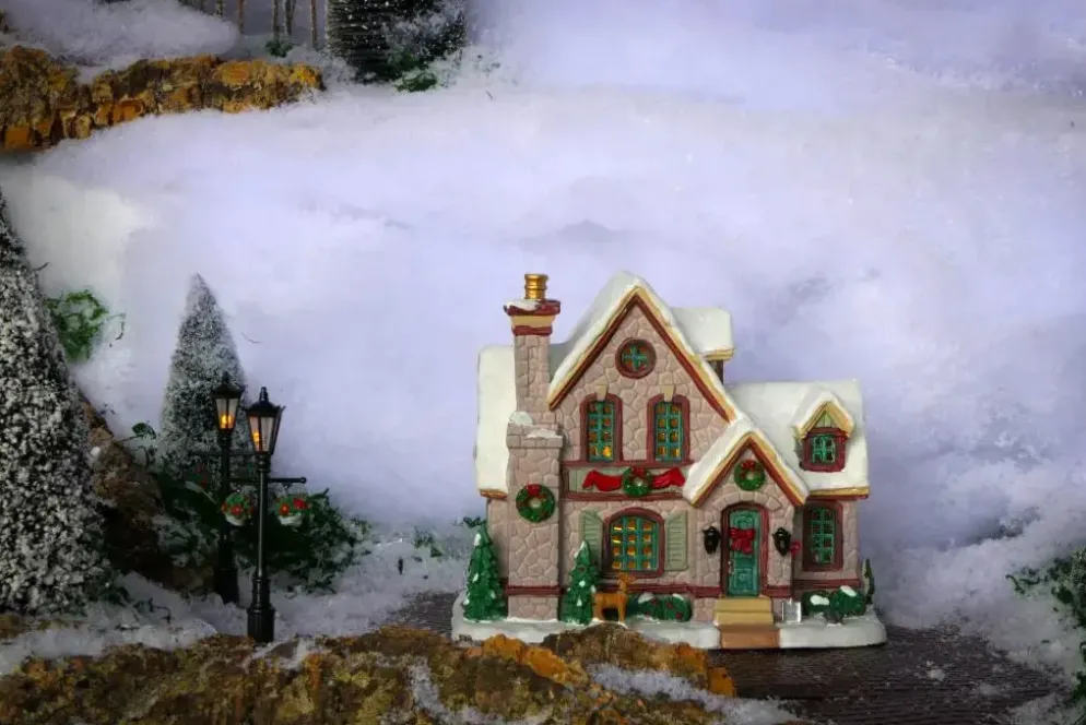 Lemax white christmas verlicht kersthuisje Caddington Village 2024