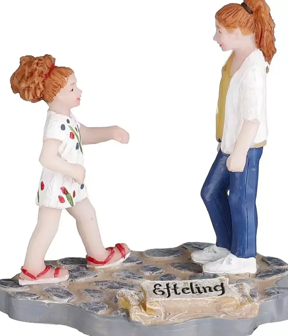 Luville Efteling Eftelingbezoekers: "Waar gaan we nu heen?" 6x4.5x6.5 cm