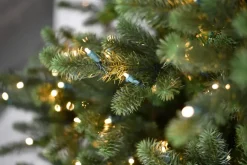 Our Nordic Christmas Kentucky Deluxe grote kunstkerstboom groen 243cm, 1050 lampjes